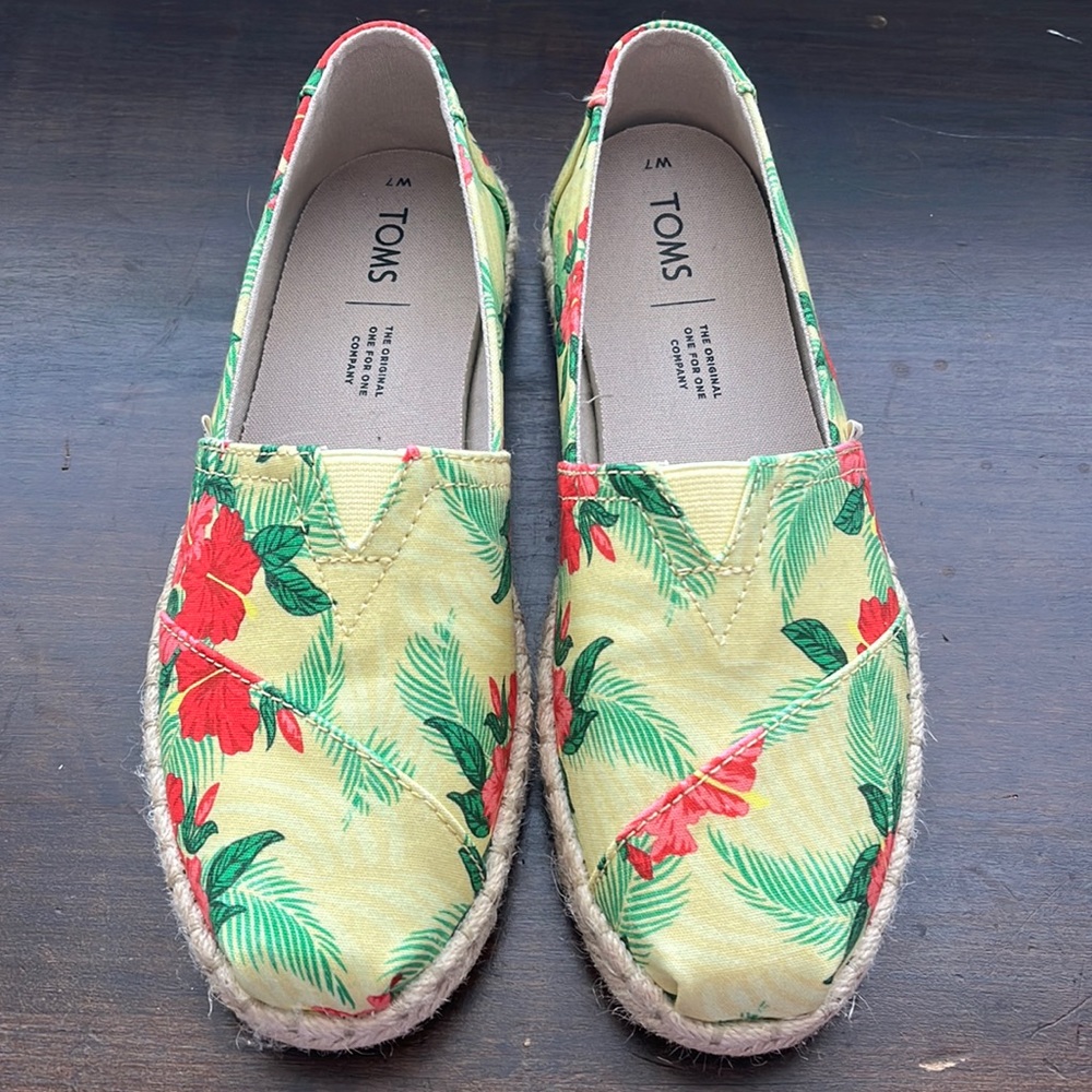 Tom’s: Hawaiian Design Size 7: New without Tags or Box.